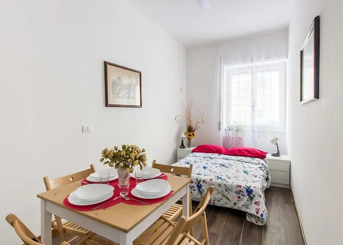 House In The Shopping Street At Trastevere Station Apartment